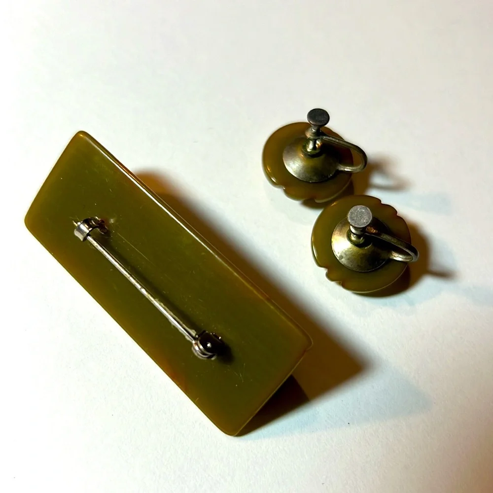 Antique Bakelite Pin & Earrings Set - Picture 4 of 6